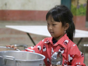 Thầy lội bùn 2 tiếng vác khoai, gạo về trường, cô trắng đêm canh cho trò ngủ sau bão lũ