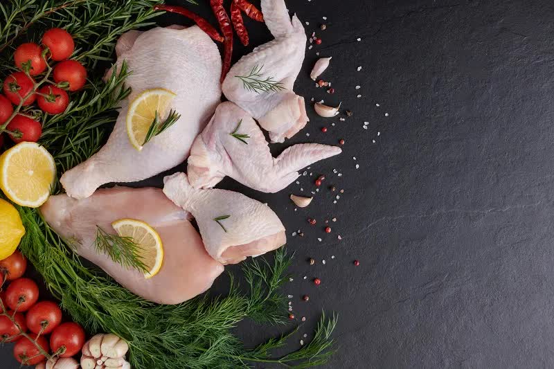 So sánh lượng calo, protein và chất béo trên 100g thịt gà: Ức gà: 165 calo với 80% calo đến từ protein, 20% đến từ chất béo. Má đùi: 209 calo với 53% calo đến từ protein, 47% đến từ chất béo. Đùi gà: 172 calo với 70% calo đến từ protein, 30% đến từ chất béo.