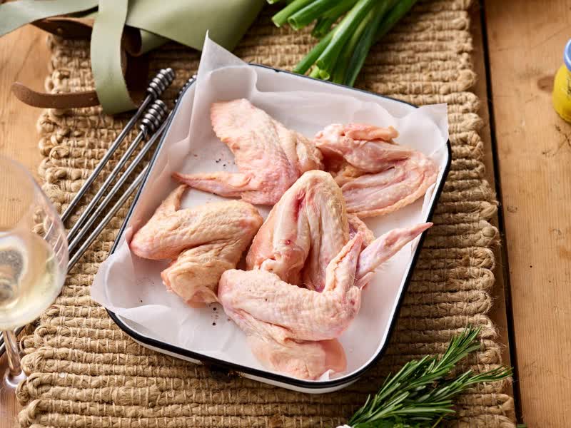 Thịt gà là thực phẩm quen thuộc trong các thực đơn giảm cân. Thịt gà có hàm lượng calo thấp, giàu protein, giúp tăng cảm giác no, thúc đẩy quá trình trao đổi chất, phát triển và duy trì cơ bắp, tiêu hao mỡ thừa. Thịt gà có nhiều phần, mỗi phần cung cấp lượng dinh dưỡng khác nhau.