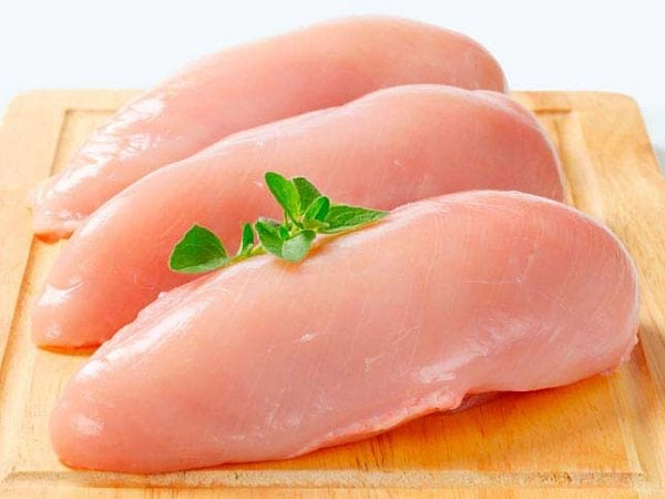 Ưu tiên ăn ức gà: Ức gà là phần thịt chứa nhiều protein, ít chất béo hơn so với những phần khác. Ức gà chứa nhiều vitamin như vitamin B, niacin, có tác dụng nhất định trong việc giảm cholesterol. Ăn ức gà giúp tăng lượng protein, thúc đẩy quá trình phát triển cơ bắp. Ức gà có thể chế biến thành nhiều món ăn, giúp thay đổi khẩu vị như xào cùng bông cải xanh, nấu thành súp...