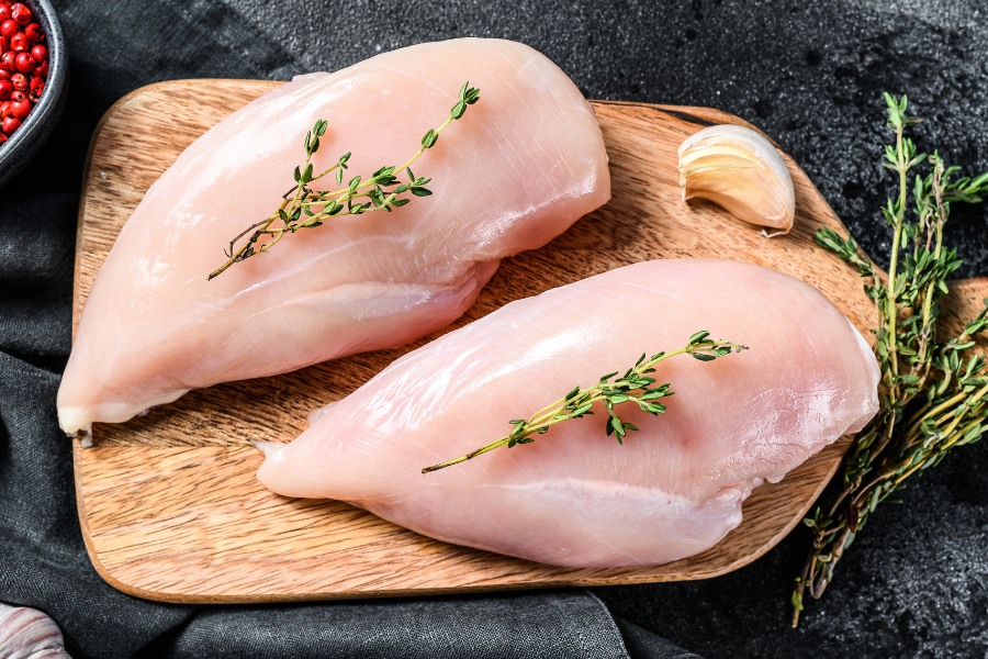 Thịt gà – đặc biết là phần ức gà chứa một lượng protein cao, đóng vai trò trong việc duy trì sức khỏe cơ bắp của mỗi người. Vì vậy, thịt gà dường như là thực phẩm không thể thiếu đối với những người muốn tập luyện để tăng cơ. Bên cạnh đó, với hàm lượng chất béo thấp của thịt ức gà, đây cũng là một lựa chọn tuyệt vời với những người muốn giảm cân nhanh chóng.