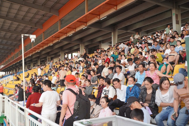 Bà Nguyễn Phương Hằng giao lưu với khách tham quan - 3