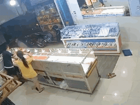 Video người phụ nữ bịt mặt cướp tiệm vàng ở Đắk Lắk