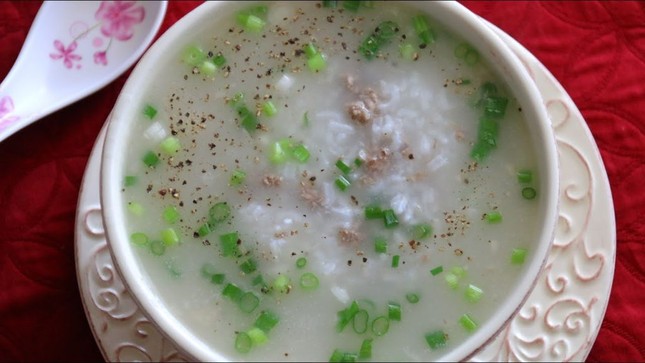 Cháo hoa nấu loãng và thật ít topping là lựa chọn lý tưởng cho hệ tiêu hóa đang suy yếu.