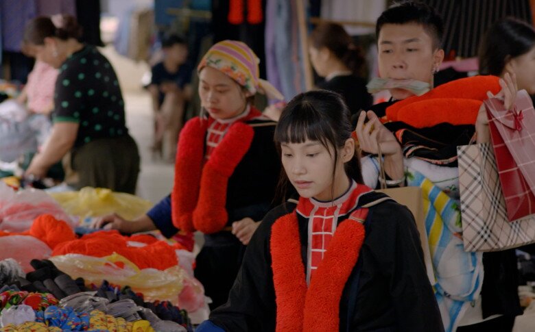 Long Vũ đóng vai công tử nhà giàu muốn bắt Thu Hà về làm vợ trong Đi Giữa Trời Rực Rỡ.