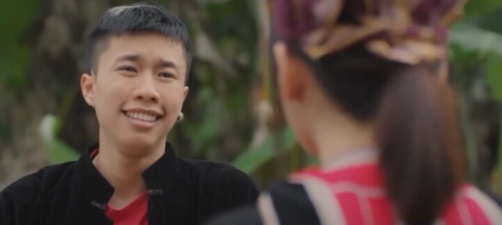 Cảnh Pu hất nước để đuổi Chải khiến khán giả thích thú.