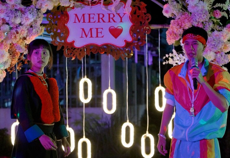 Chải dàn dựng hoành tráng để cầu hôn Pu nhưng lại viết sai chính tả lời cầu hôn.