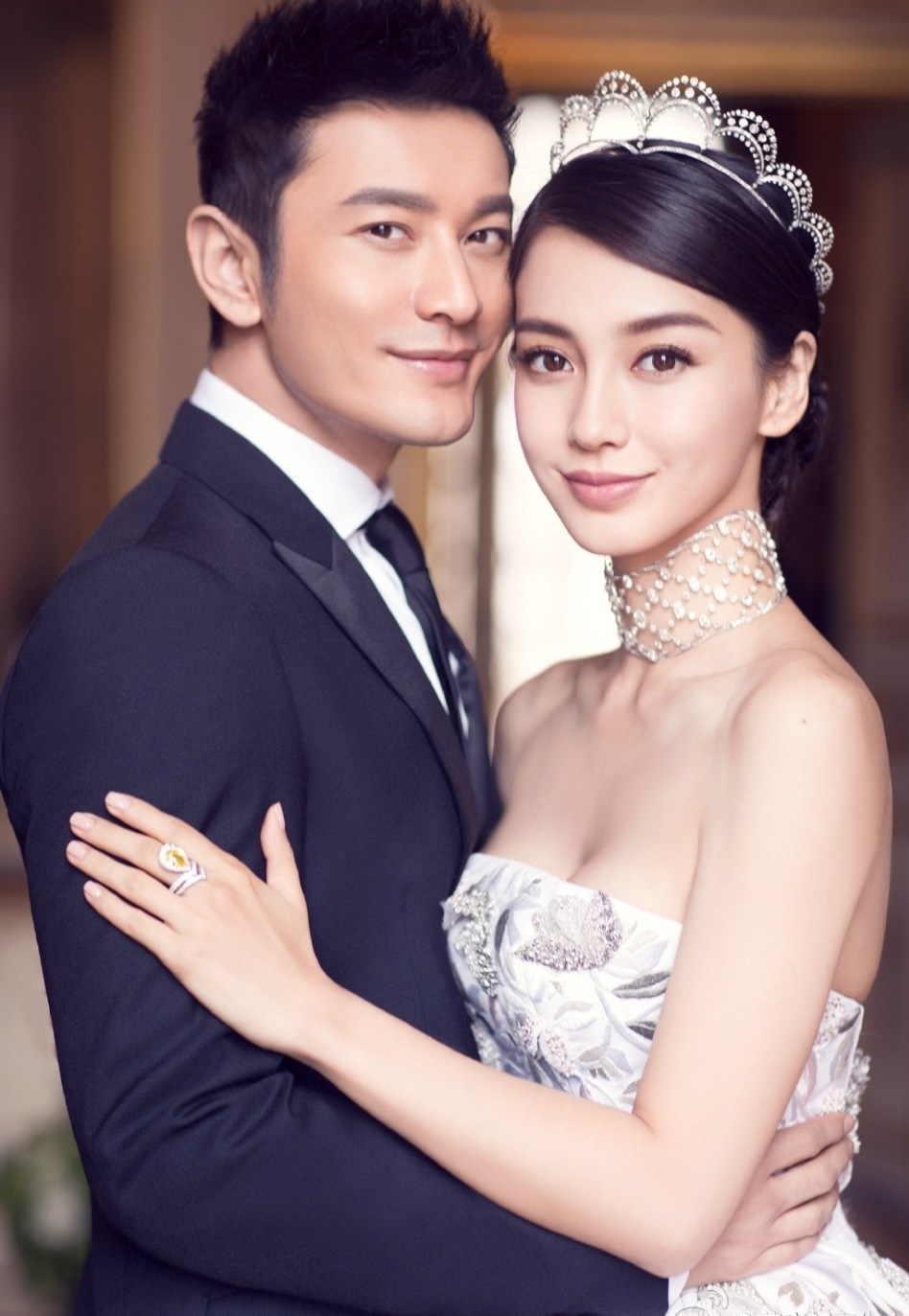 Angelababy bị Lý Phi Nhi “tố” là kẻ thứ 3, ép Huỳnh Hiểu Minh chia tay bạn gái.