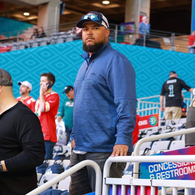 Connor đã trở thành 1 ngư dân và khá hạn chế xuất hiện cùng bố nuôi.