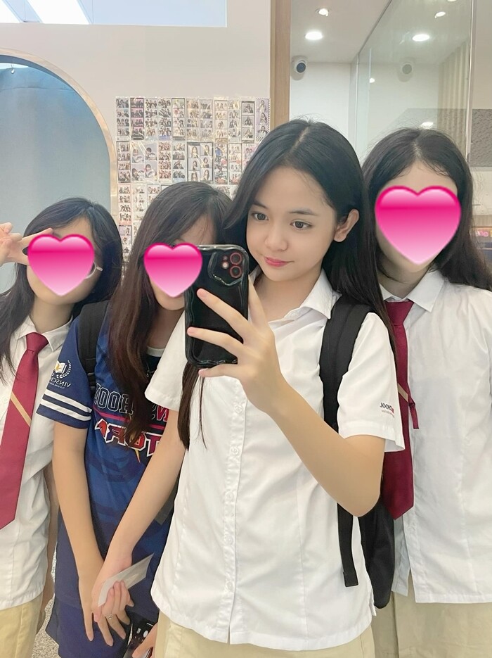 Có thể thấy dù ăn vận rất giản dị nhưng Chu Diệp Anh vẫn rất xinh đẹp, từ làn da trắng, đôi mắt to tròn tới khuôn miệng chúm chím như búp bê.
