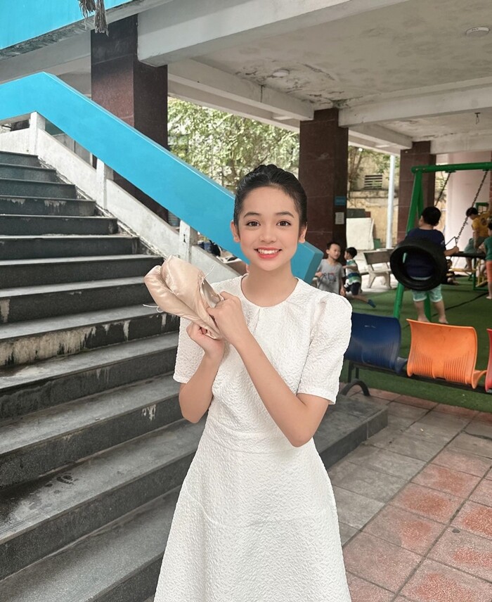 Chị khẳng định việc cho ái nữ hoạt động showbiz ngay từ nhỏ không làm bé mất đi tuổi thơ hồn nhiên, vô tư, bởi đi làm phim là điều mà cô bé luôn yêu thích.