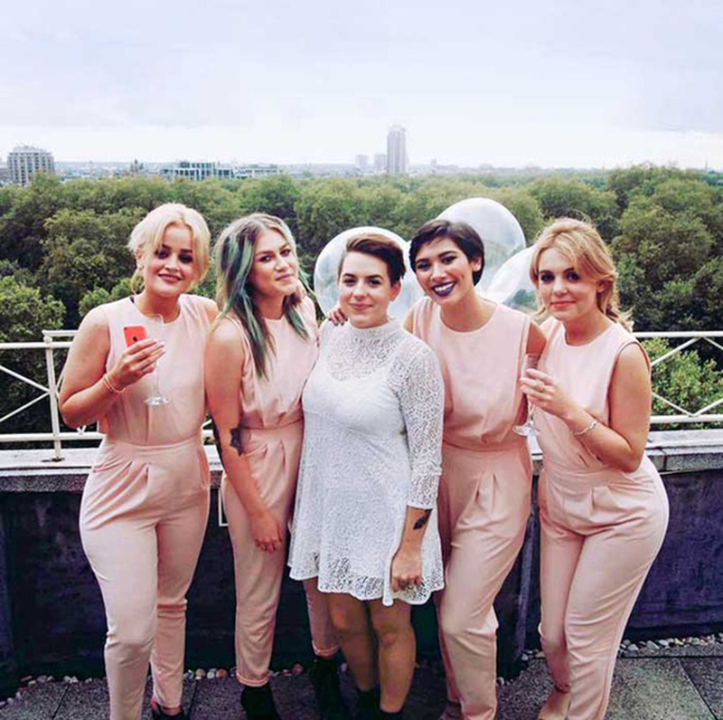 Hôn lễ của Isabella (váy trắng) hoàn toàn không có sự góp mặt của cả bố và mẹ nuôi.