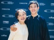 Giải trí - "Bà Bích" Hương Vị Tình Thân "ngớ người" khi phim thắng ở LHP Venice: "Tôi nhận giải với con trai mà nghẹn ngào"