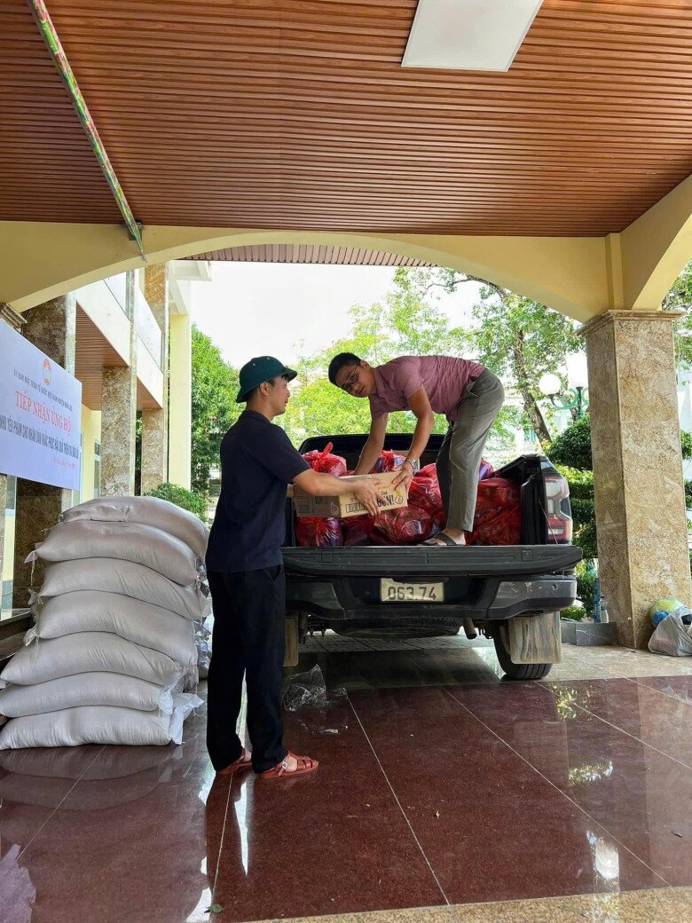 Các chuyến hàng hỗ trợ bà con được gấp rút đưa tới nơi cần kíp.