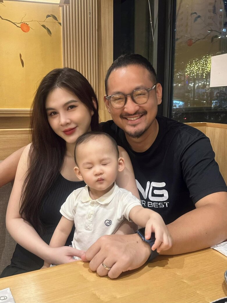 Cậu nhóc làm điệu bộ đáng yêu khi mẹ muốn bé cười.