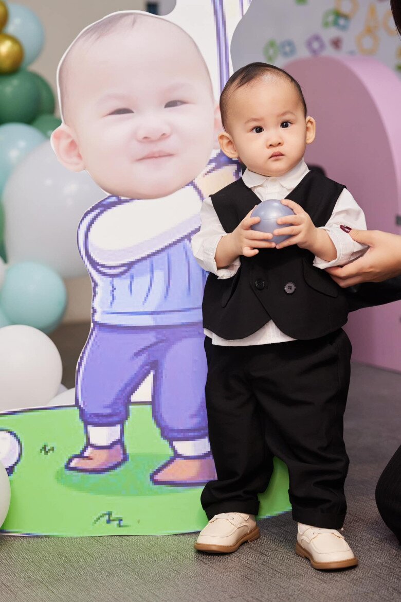 Hình ảnh đáng yêu của cậu nhóc trong sinh nhật 1 tuổi.