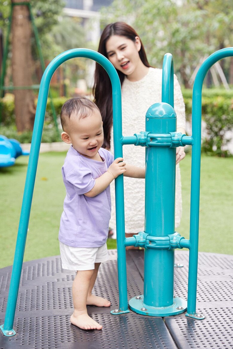 Thu Hoài hạnh phúc bên con trai.