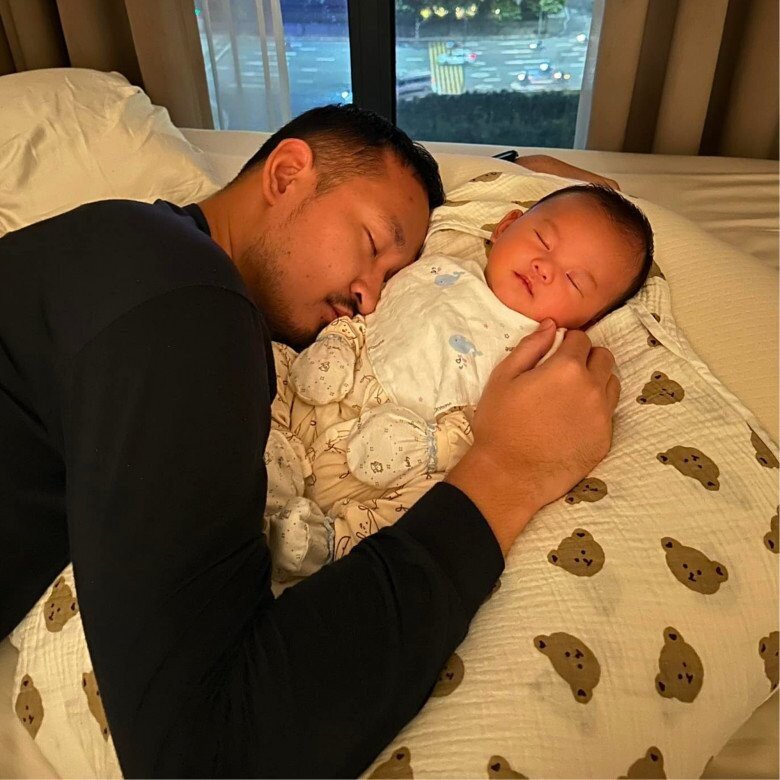 Hình ảnh ngày nhỏ của nhóc tỳ càng cho thấy có nhiều nét giống bố.