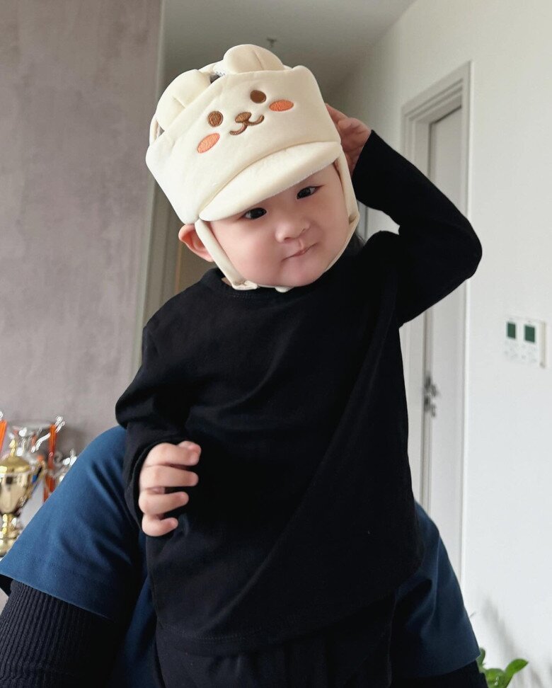 Bé được mẹ sắm nhiều đồ thời trang dễ thương.