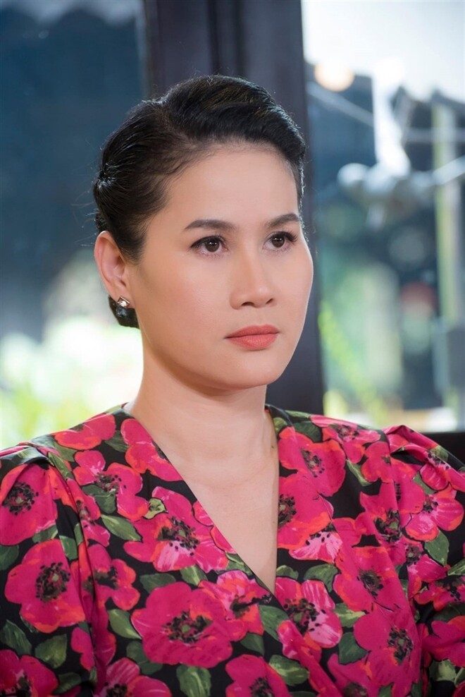 Sao việt 24h con gái thân thuý hà chứng kiến cảnh mẹ nắm đầu ôm hôn người khác yêu cầu phải đổi việc gấp - 2