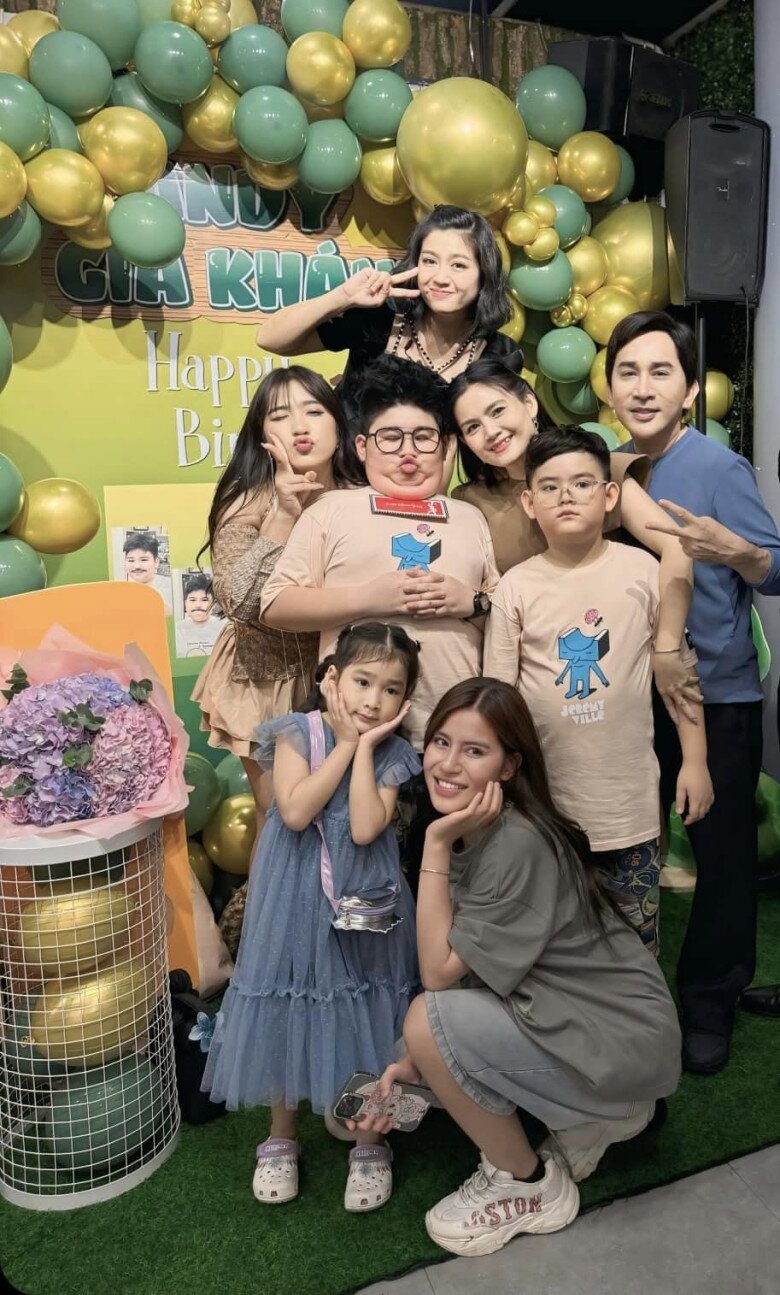 Sao việt 24h 5 con riêng của kim tử long thân thiết bất ngờ khác mẹ nhưng được nhận xét quá giống nhau - 1