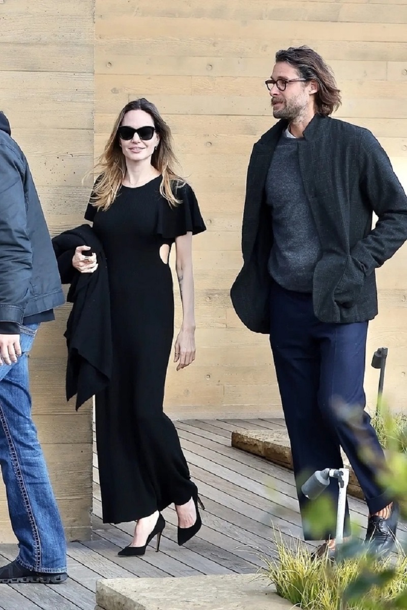 Angelina jolie sau khi ly hôn brad pitt 4 lần vướng nghi vấn hẹn hò có cả tỷ phú lẫn đàn em kém 15 tuổi - 5
