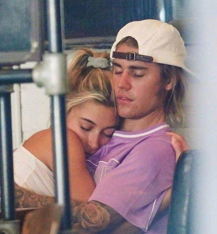 Hailey là người giúp Justin Bieber vượt qua những khủng hoảng về tâm lý và bệnh tật.