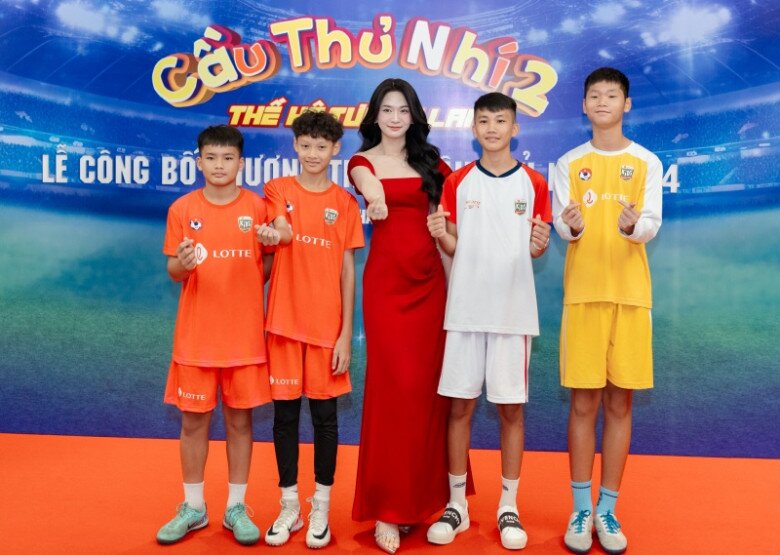 Bảo mẫu Lê Bống và 4 gương mặt đại diện cho các cầu thủ nhí tham gia chương trình: Nguyễn Xuân Hoàng Tùng, Trần Tuấn Minh, Phùng Duy Gia Huy, Nguyễn Huy Tùng.