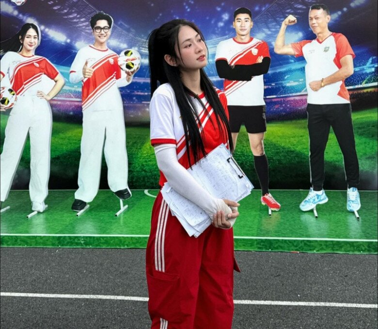 Lê Bống cho biết, cô và các cầu thủ nhí cùng ekip đã phải quay hình nhiều ngày liền trong tiết trời nắng nóng, từ sáng sớm đến tối muộn.