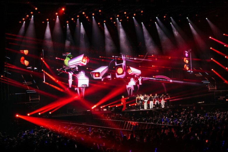 Trung Quân và ekip sử dụng ma trận công nghệ tiên tiến như hologram, holofan, lazer hay hệ thống LED lưới hiện đại trong liveshow.