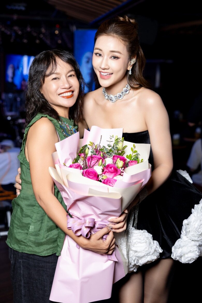 Nghệ sĩ Tú Oanh - vai mẹ Giang trong Mình yêu nhau bình yên thôi đến ủng hộ con gái.