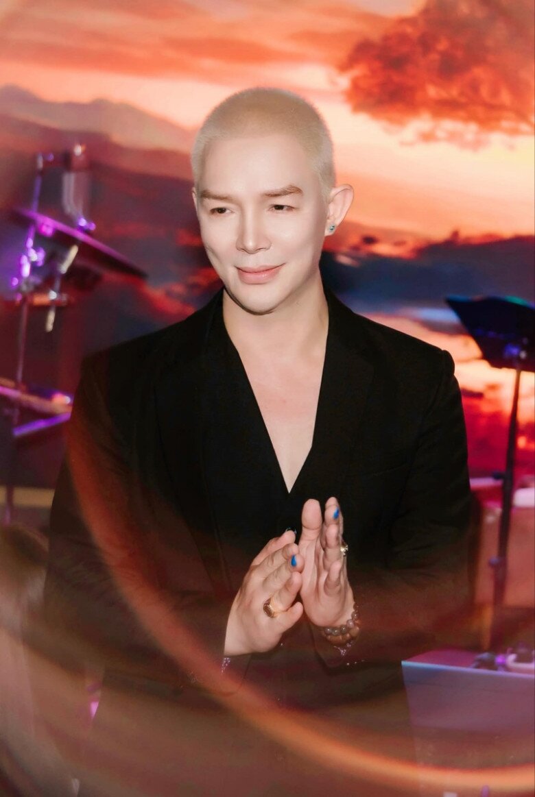 Nathan Lee tái ngộ khán giả Hà Nội với mái tóc bạch kim.