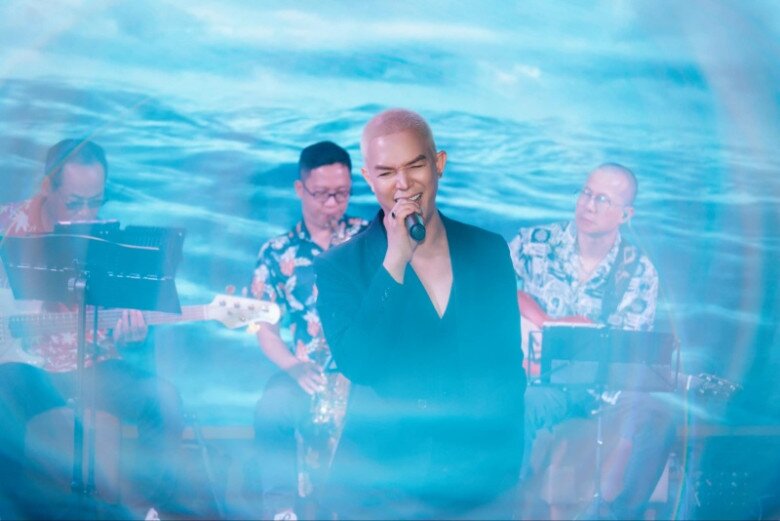 Tại đêm nhạc ở Hà Nội, nam ca sĩ hát liên tục hơn 40 bài bằng 4 thứ tiếng: Việt, Anh, Pháp, Hoa.