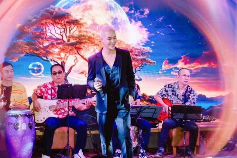  Nam ca sĩ cho biết anh đang bận rộn với nhiều dự án mới và sẽ ở lại Việt Nam nhiều hơn trong năm nay.