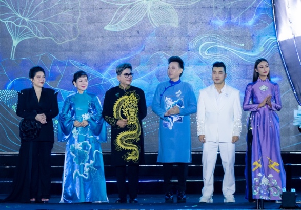 NSND Minh Hoà, NSƯT Phi Điểu, MC Thanh Bạch, ca sĩ Nguyên Vũ, Ưng Hoàng Phúc, Hoa hậu Bùi Xuân Hạnh nằm trong hội đồng BGK.