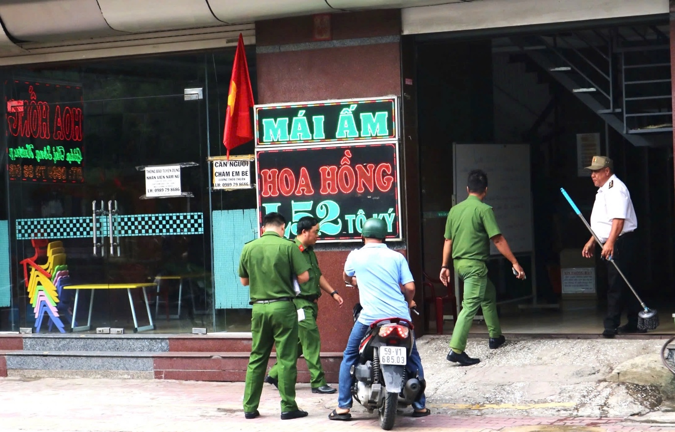 Cơ quan chức năng nhanh chóng có mặt tại Mái ấm Hoa Hồng sau khi phóng sự được công bố gây phẫn nộ trong dư luận.