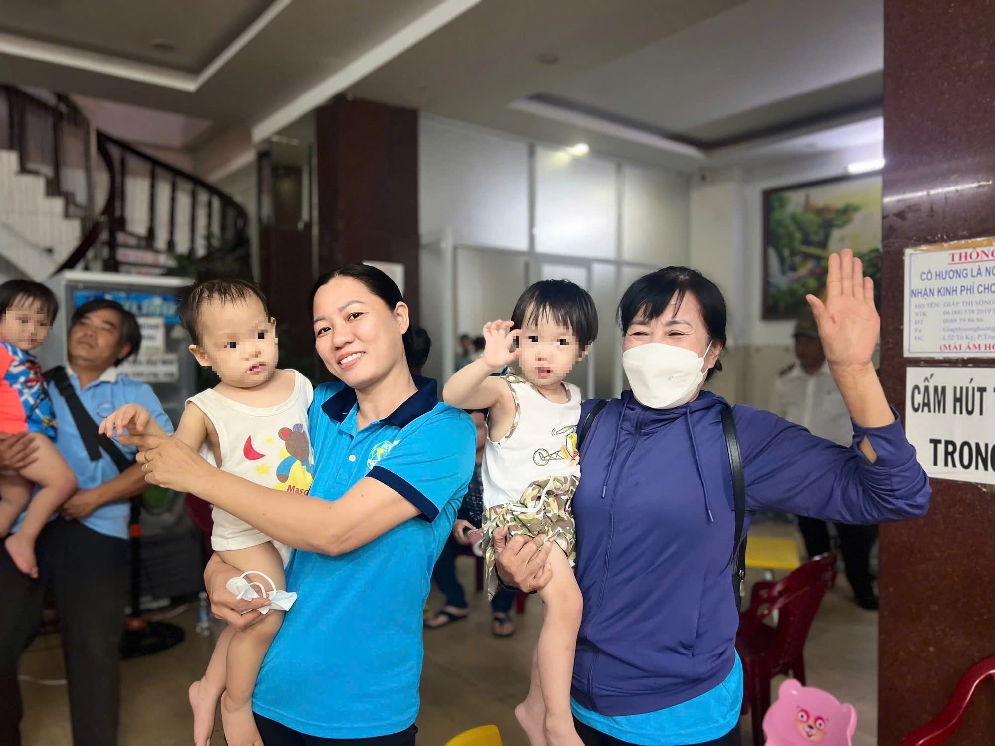 Các em nhỏ được đưa đến nơi ở mới khi Mái ấm Hoa Hồng bị đình chỉ hoạt động.
