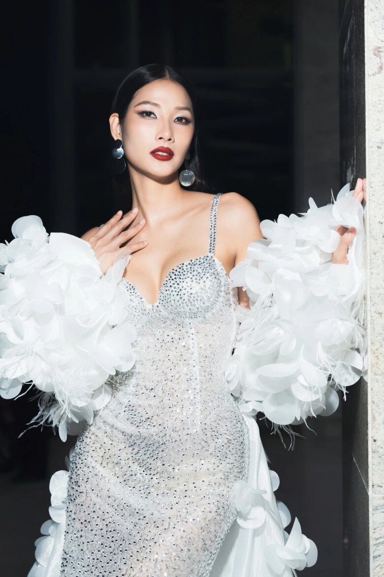 Trước đó, Hoàng Thùy cho biết mình đã được mời làm giám khảo Miss Universe Vietnam 2024 nhưng bị hủy kèo cùng đoạn tin nhắn Thanh Hang doesn’t want.