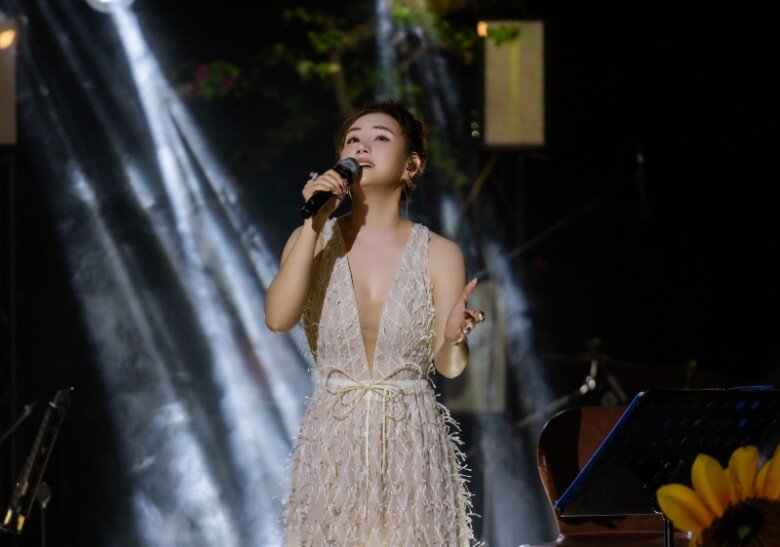 Không chỉ thể hiện loạt hit quen thuộc, giọng ca sinh năm 1985 còn gây thương nhớ với khả năng hát tiếng Pháp qua những bản tình ca nhẹ nhàng, sâu lắng.