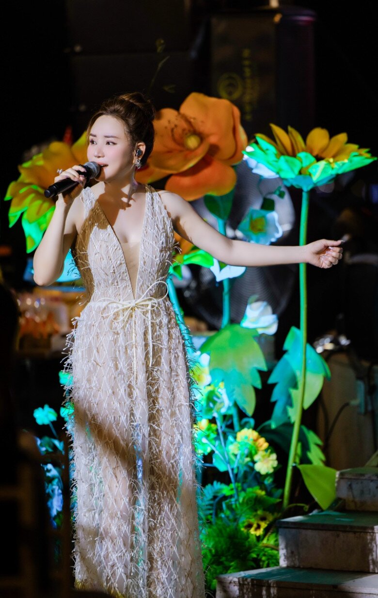Trong đêm liveshow, bà mẹ 3 con khiến khán giả trầm trồ trước vóc dáng thon gọn và vẻ ngoài xinh đẹp.