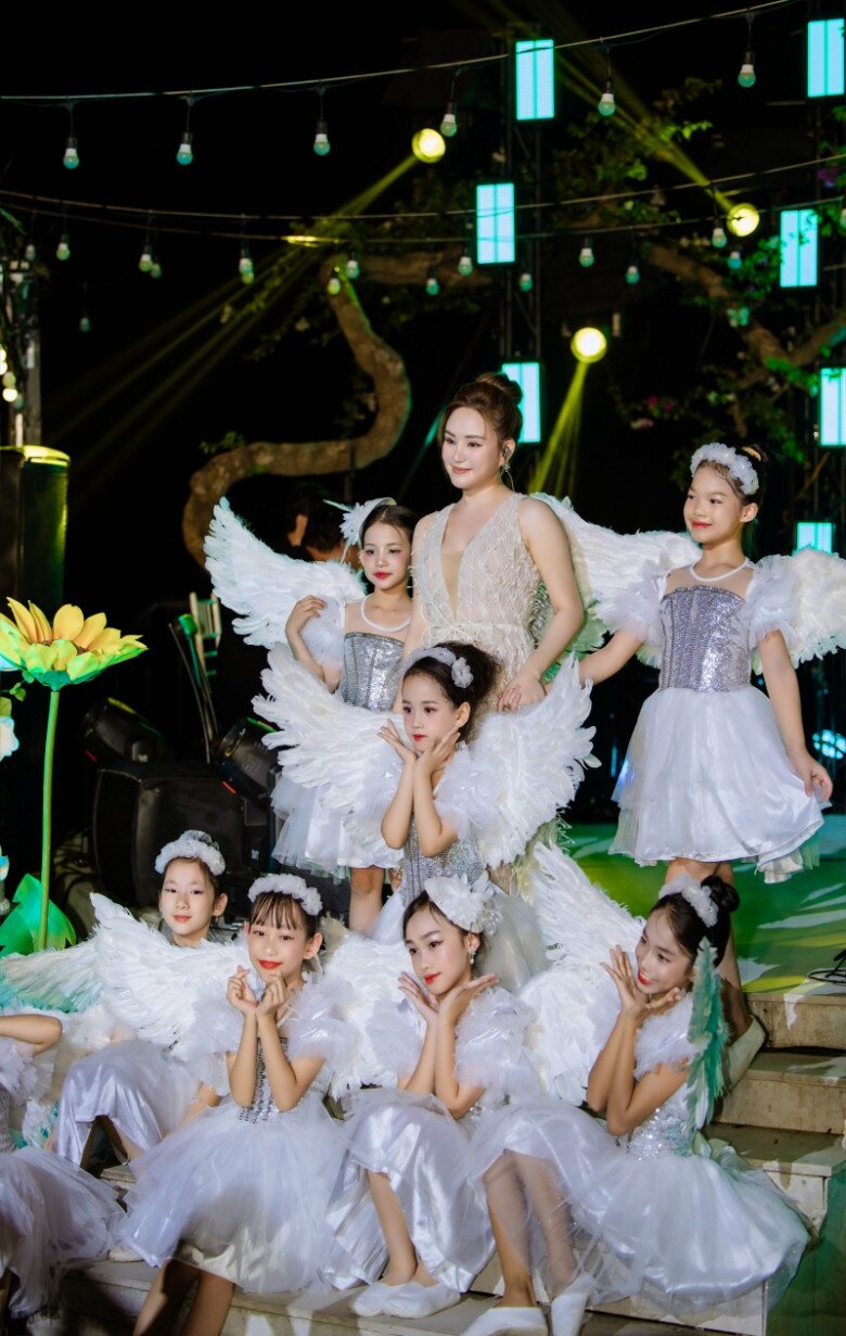 Vy Oanh hát Đồng xanh với phần múa minh hoạ của các bé thiếu nhi trong bộ cánh thiên thần.