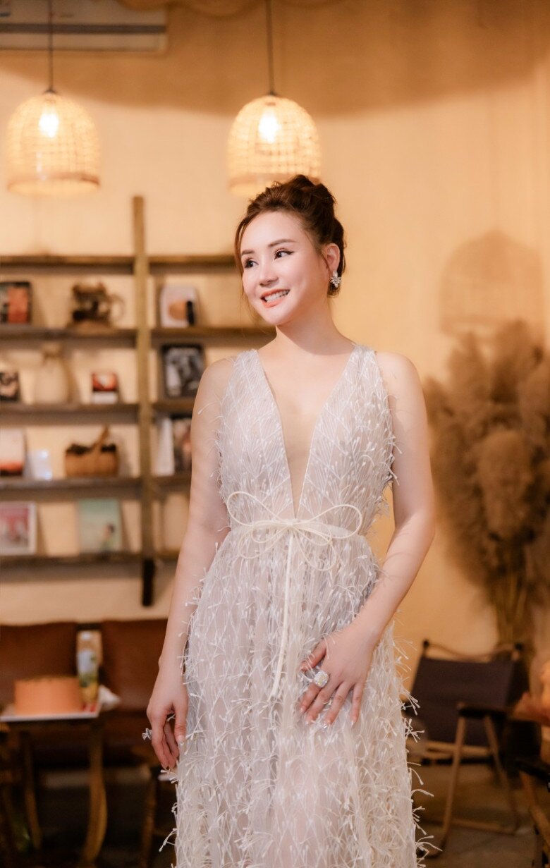 Vy Oanh đang viên mãn bên chồng doanh nhân và 3 con nhỏ.