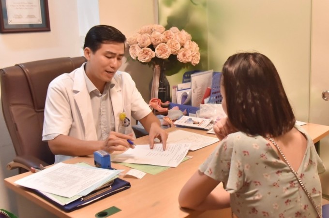 Bác sĩ Thành tư vấn sức khỏe sinh sản cho người bệnh. Ảnh: Thùy An