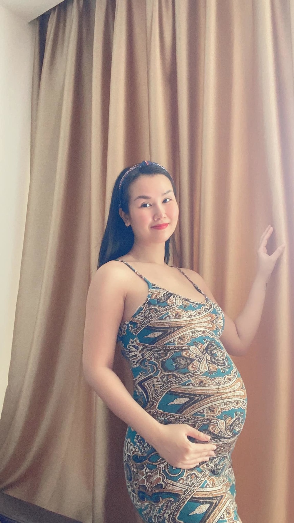 Ngoài ra, Võ Hạ Trâm còn kết hợp yoga cùng việc đi bộ giúp cho mẹ bầu có đôi chân khỏe hơn, nhanh nhẹn và năng động hơn.