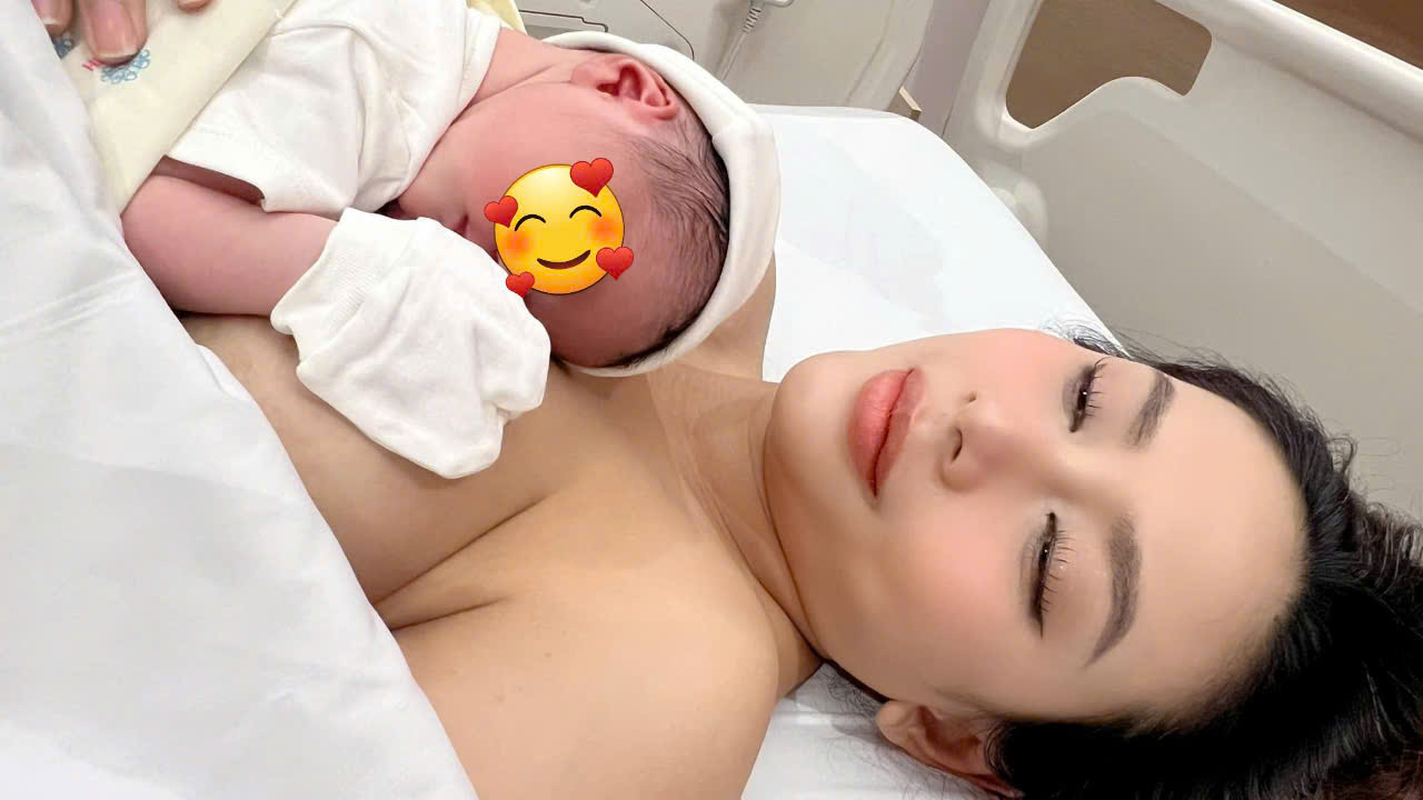 Để có được “giao diện” đẹp lung linh này, siêu mẫu đã có màn đầu tư “đáng đồng tiền bát gạo” trước giờ vượt cạn. Được biết, Võ Hoàng Yến đã thuê hẳn 2 chuyên gia make-up và làm tóc đến bệnh viện.