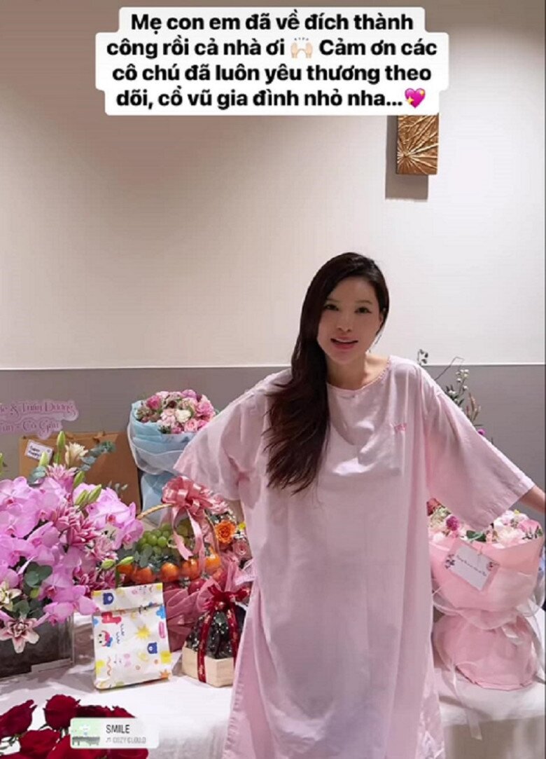 Lucie Nguyễn nhận được vô vàn hoa và quà chúc mừng.