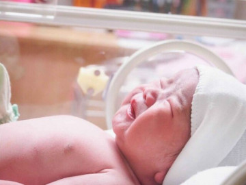 Em bé vừa chào đời được cho trở lại bụng mẹ