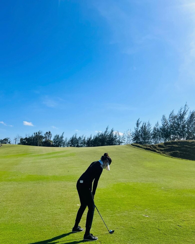 Cô chơi golf nhiều năm qua để rèn luyện thể chất.