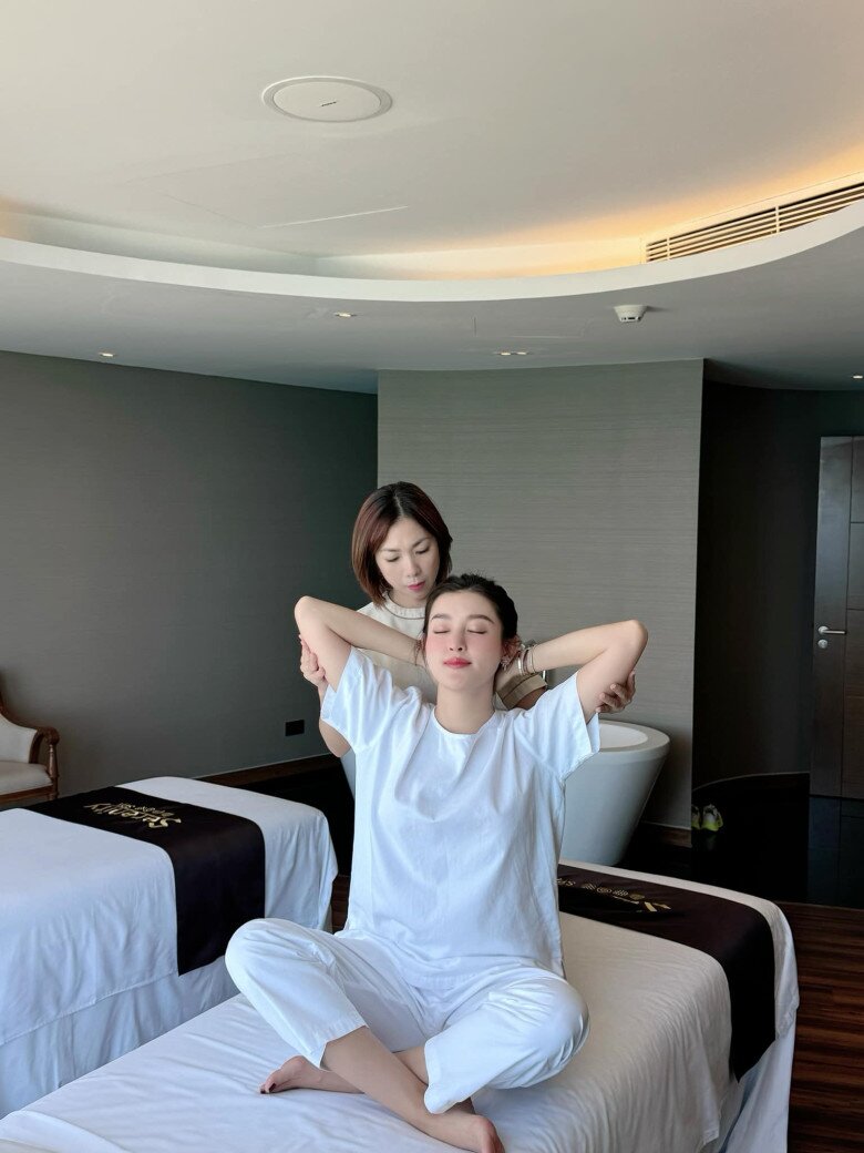 Đến các trung tâm hay spa làm đẹp và thư giãn sau những ngày làm việc hăng say là cách Huyền My cân bằng lại năng lượng và sắc vóc.