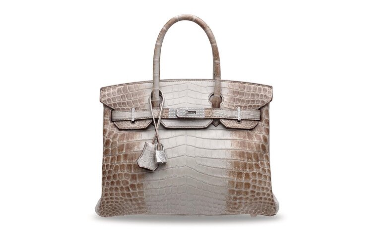 Himalaya Niloticus Crocodile Diamond Birkin 30 với vàng trắng 18k và kim cương với mức giá gần 15 tỷ đồng, trên thế giới không có nhiều mẫu túi này và mỗi người chỉ được nhà mốt cho phép mua đúng một chiếc. 